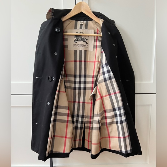 Burberry Jackets & Blazers - Black Burberry Trench • full check interior lining • removable belt - Size US 2